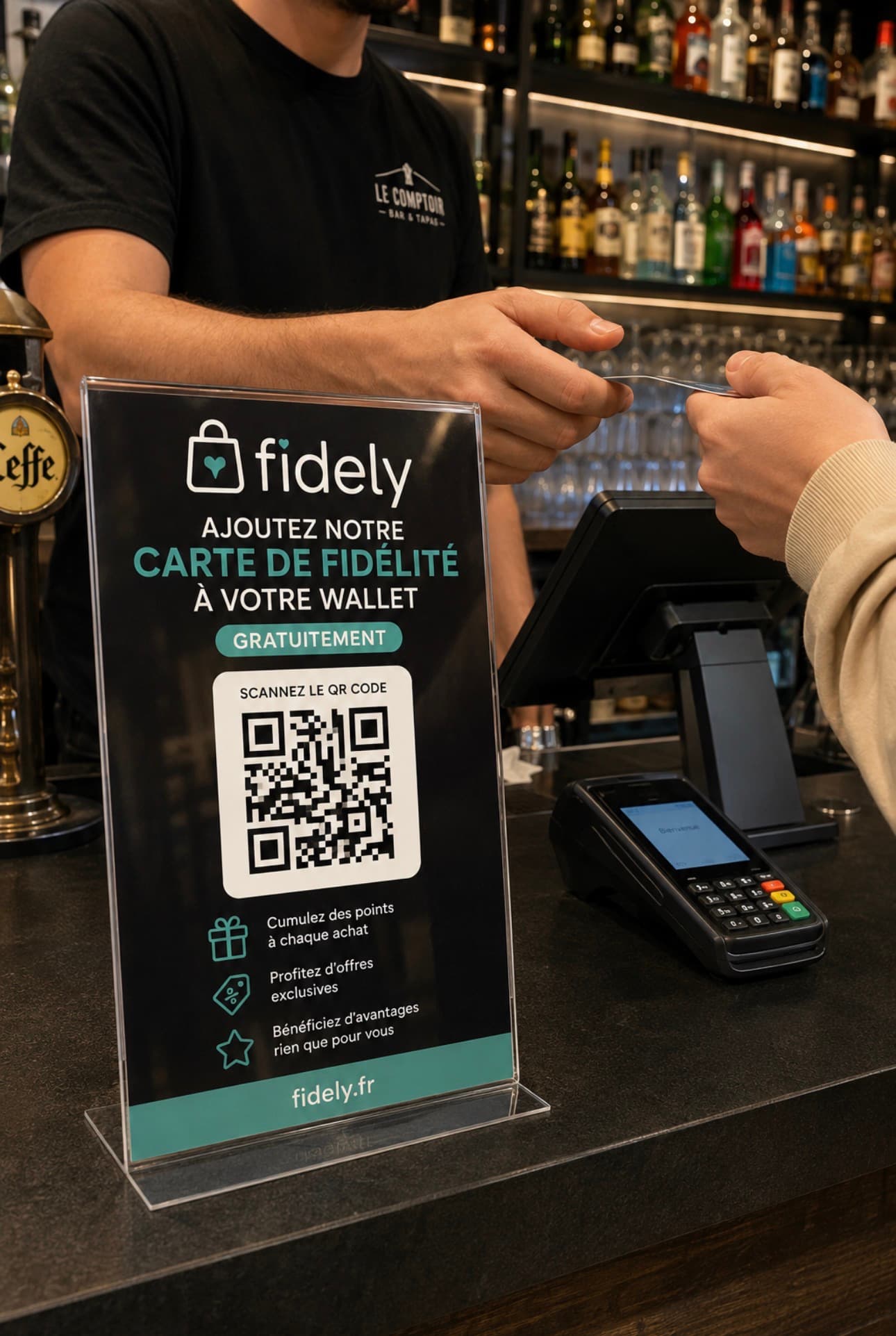 Présentoir Fidély posé sur le comptoir d'un bar, un client ajoute la carte de fidélité à son wallet