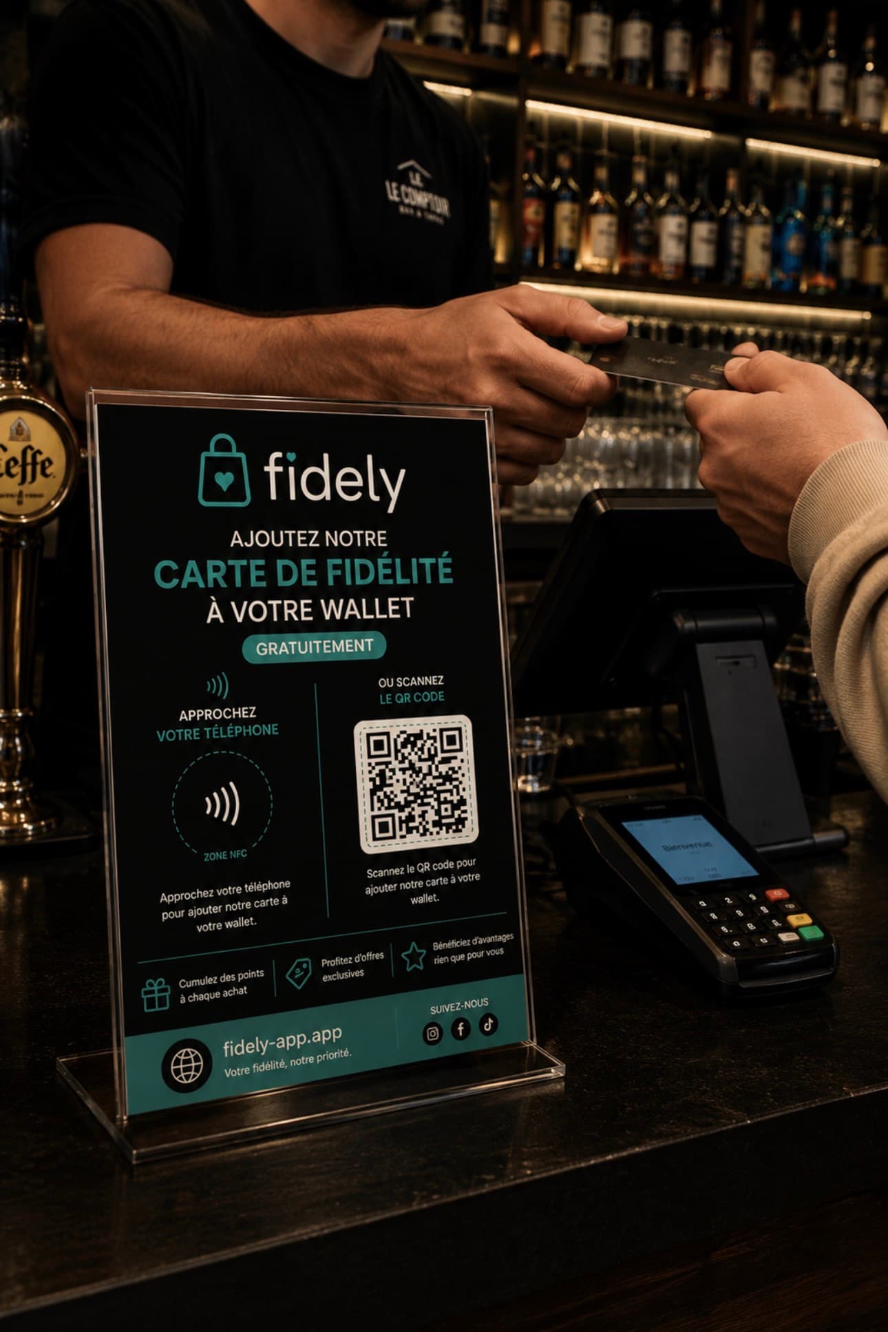 Présentoir Fidély posé sur le comptoir d'un bar, un client ajoute la carte de fidélité à son wallet